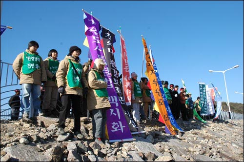 초록행동단의 주장이 쓰여 있는 20여개의 만장과 현수막. 